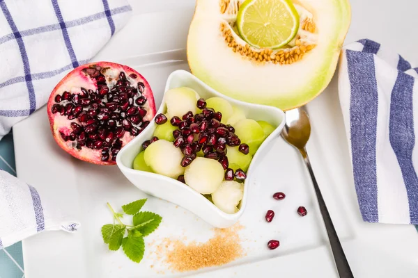 Zoete meloen en granaatappel — Stockfoto