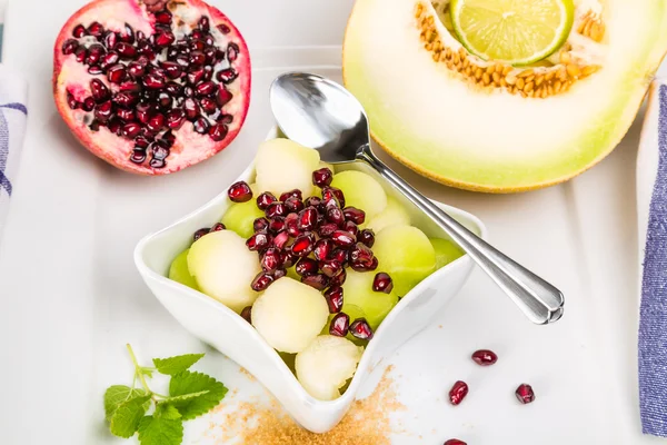 Süße Melone und Granatapfel — Stockfoto