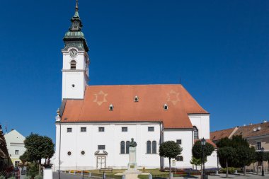 Queen Mary ve St. Gotthard Kilisesi