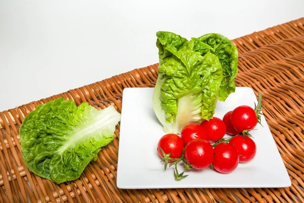 Alface e tomate — Fotografia de Stock