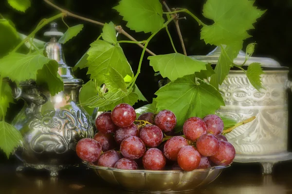 Uvas vermelhas na mesa árabe — Fotografia de Stock