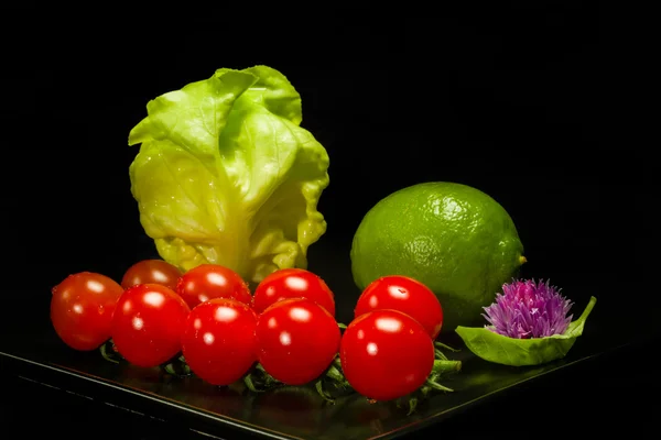 Lechuga, lima, albahaca y tomate — Foto de Stock