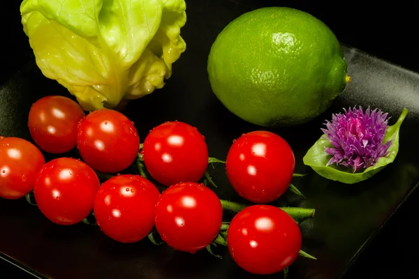 Hlávkový salát, limetkou, bazalkou a rajčaty — Stock fotografie