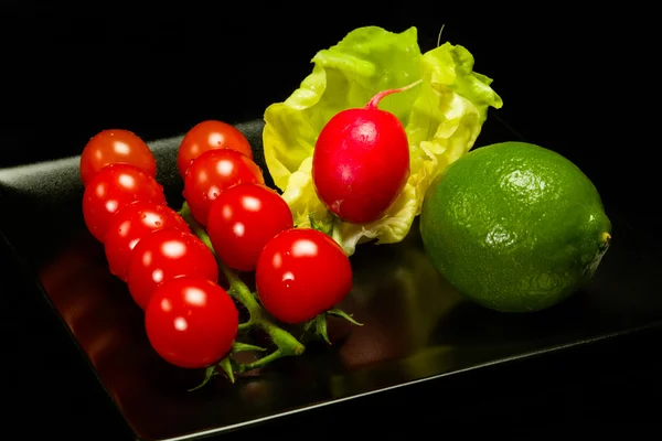 Alface, limão e tomate — Fotografia de Stock