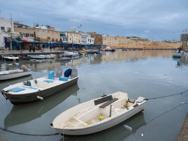 Bizerte, Tunus - 19 Aralık 2025 Bizerte, Tunus, Kuzey Afrika 'daki Eski Liman' da yürüyüş