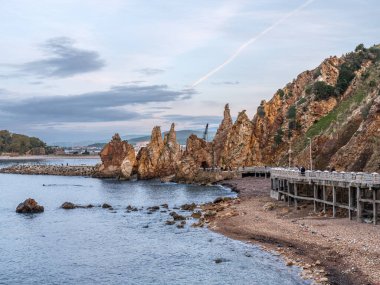 Tabarka kıyı şeridi boyunca dramatik kaya oluşumları. Eşsiz jeolojik yapılar kasvetli bir kış gökyüzü altında sakin bir Akdeniz ile buluşarak sakin ve atmosferik bir Kuzey Afrika manzarası yaratıyor..