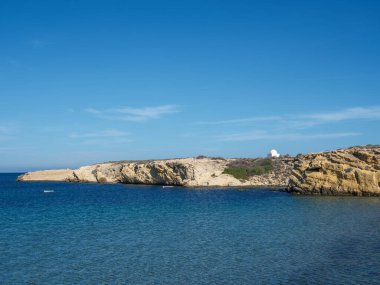 Antik kalıntılar ve eşsiz kumtaşı oluşumları Manastır 'daki sıcak Afrika güneşinin altında parıldıyor. Adaya huzurlu bir öğleden sonra yürüyüşü, tarihin ışıl ışıl Akdeniz ile canlı bir kıyı manzarasında buluştuğu yer..