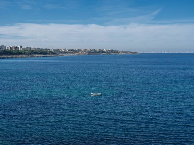 Antik kalıntılar ve eşsiz kumtaşı oluşumları Manastır 'daki sıcak Afrika güneşinin altında parıldıyor. Adaya huzurlu bir öğleden sonra yürüyüşü, tarihin ışıl ışıl Akdeniz ile canlı bir kıyı manzarasında buluştuğu yer..
