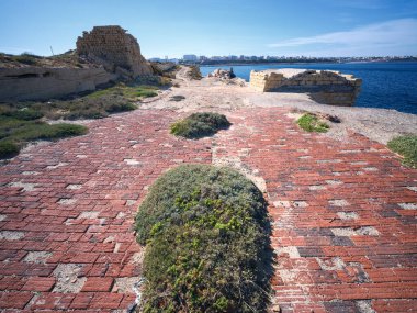 Antik kalıntılar ve eşsiz kumtaşı oluşumları Manastır 'daki sıcak Afrika güneşinin altında parıldıyor. Adaya huzurlu bir öğleden sonra yürüyüşü, tarihin ışıl ışıl Akdeniz ile canlı bir kıyı manzarasında buluştuğu yer..