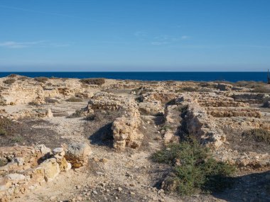Antik kalıntılar ve eşsiz kumtaşı oluşumları Manastır 'daki sıcak Afrika güneşinin altında parıldıyor. Adaya huzurlu bir öğleden sonra yürüyüşü, tarihin ışıl ışıl Akdeniz ile canlı bir kıyı manzarasında buluştuğu yer..