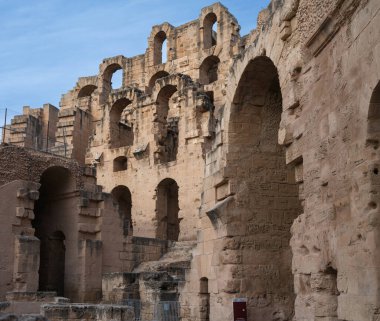 El Jem 'in muhteşem Roma amfitiyatrosu Tunus güneşinin altında altın bir başyapıt olarak duruyor. Bu UNESCO Dünya Mirası sitesinde Kuzey Afrika 'nın kalbinde antik mimari ihtişam ve zamansız tarih sergileniyor.