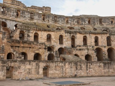 El Jem 'in muhteşem Roma amfitiyatrosu Tunus güneşinin altında altın bir başyapıt olarak duruyor. Bu UNESCO Dünya Mirası sitesinde Kuzey Afrika 'nın kalbinde antik mimari ihtişam ve zamansız tarih sergileniyor.