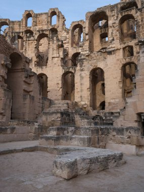 El Jem 'in muhteşem Roma amfitiyatrosu Tunus güneşinin altında altın bir başyapıt olarak duruyor. Bu UNESCO Dünya Mirası sitesinde Kuzey Afrika 'nın kalbinde antik mimari ihtişam ve zamansız tarih sergileniyor.