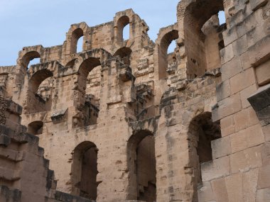 El Jem 'in muhteşem Roma amfitiyatrosu Tunus güneşinin altında altın bir başyapıt olarak duruyor. Bu UNESCO Dünya Mirası sitesinde Kuzey Afrika 'nın kalbinde antik mimari ihtişam ve zamansız tarih sergileniyor.