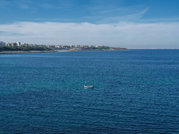 Antik kalıntılar ve eşsiz kumtaşı oluşumları Manastır 'daki sıcak Afrika güneşinin altında parıldıyor. Adaya huzurlu bir öğleden sonra yürüyüşü, tarihin ışıl ışıl Akdeniz ile canlı bir kıyı manzarasında buluştuğu yer..
