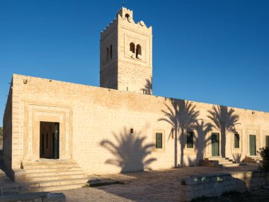 Manastırın görkemli Ribat 'ı parlak bir kış güneşinin altında duruyor. Bu antik taş kale, Akdeniz 'e bakan ve Tunus' un zengin ortaçağ mirasını gözler önüne seren büyük duvar ve kulelere ev sahipliği yapıyor..