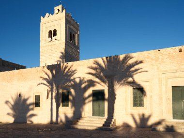 Manastırın görkemli Ribat 'ı parlak bir kış güneşinin altında duruyor. Bu antik taş kale, Akdeniz 'e bakan ve Tunus' un zengin ortaçağ mirasını gözler önüne seren büyük duvar ve kulelere ev sahipliği yapıyor..
