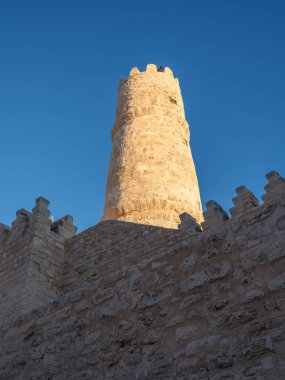 Manastırın görkemli Ribat 'ı parlak bir kış güneşinin altında duruyor. Bu antik taş kale, Akdeniz 'e bakan ve Tunus' un zengin ortaçağ mirasını gözler önüne seren büyük duvar ve kulelere ev sahipliği yapıyor..