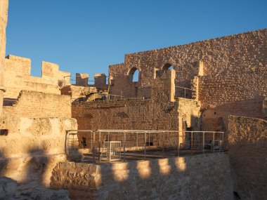 Manastırın görkemli Ribat 'ı parlak bir kış güneşinin altında duruyor. Bu antik taş kale, Akdeniz 'e bakan ve Tunus' un zengin ortaçağ mirasını gözler önüne seren büyük duvar ve kulelere ev sahipliği yapıyor..