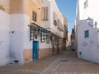 Kairouan 'ların dar sokaklarında günışığıyla yapılan gezintide Medine, UNESCO tarafından listelendi. Tarihi mimari ve canlı mavi kapılar Tunus 'un ruhsal ruhunun özgün ve ebedi cazibesini berrak bir kış göğü altında yakalar..