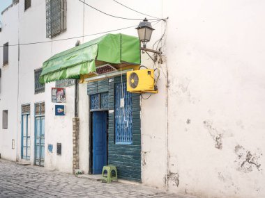 Kairouan 'ların dar sokaklarında günışığıyla yapılan gezintide Medine, UNESCO tarafından listelendi. Tarihi mimari ve canlı mavi kapılar Tunus 'un ruhani kalbinin özgün ruhunu ve ebedi cazibesini yansıtıyor.
