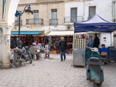 Nabeul, Tunus - 26 Aralık 2025: Nabeul 'un Medine' sinin güneşli caddeleri geleneksel çömlekçilik ve karmaşık döşeme işleri dünyasını gözler önüne seriyor. Bu tarihi Tunus şehrinin her köşesi özgün bir fotoğraf anı sunuyor, otantik yerel yaşamla Cen 'i harmanlıyor.