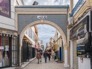 Nabeul, Tunus - 26 Aralık 2025: Nabeul 'un Medine' sinin güneşli caddeleri geleneksel çömlekçilik ve karmaşık döşeme işleri dünyasını gözler önüne seriyor. Bu tarihi Tunus şehrinin her köşesi özgün bir fotoğraf anı sunuyor, otantik yerel yaşamla Cen 'i harmanlıyor.