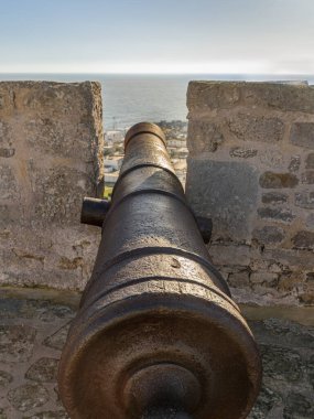 Kelibia 'nın kalesinin büyük taş duvarları yumuşak, bulutlu kış gökyüzünün altında Akdeniz' e bakıyor. Bu antik stratejik kale Tunus 'un zengin tarihine sessiz bir tanık olmaya devam ediyor. Kuzey Kakao' nun görkemli ve sessiz manzarasını sunuyor.