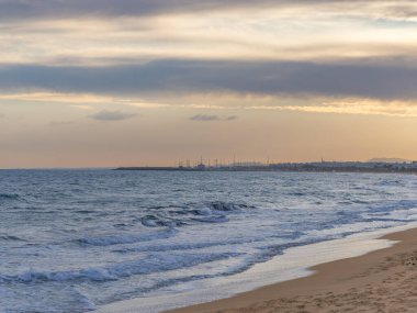 Yıpranmış ahşap balıkçı tekneleri kumlu sahilde dinleniyor ve Akdeniz 'e bir sonraki yolculuklarını bekliyorlar. Yumuşak ve bulutlu bir kış göğü altında yakalanan bu geleneksel gemiler Tunus kıyı yaşamının ebedi ruhunu simgeliyor..