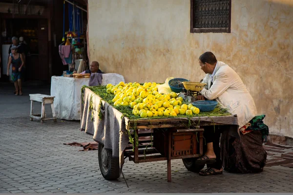Продавец яблок в Марракеше — стоковое фото
