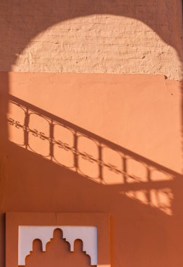 Marakeş Medina duvarında gölge