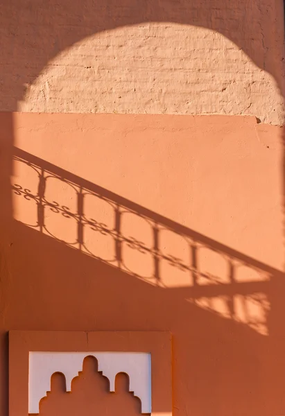 Umbră pe perete în Marrakech Medina — Fotografie, imagine de stoc