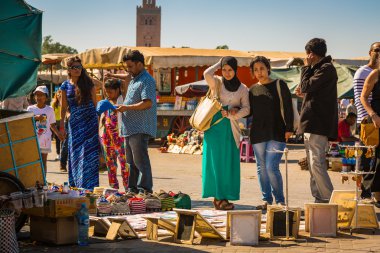 Marakeş'te Jemaa el Fna meydanda