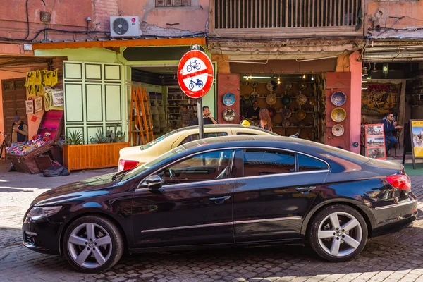 Bisiklet, moped ve iki araba