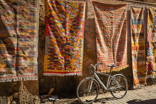 Bicicleta y alfombras — Foto de Stock