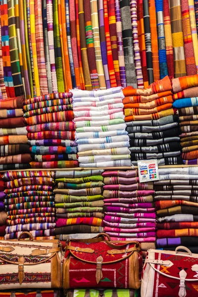 Tienda con Marruecos textiles — Foto de Stock