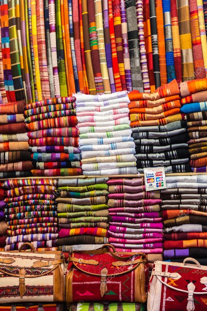 Tienda con Marruecos textiles — Foto editorial de stock #91422180