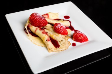 Çilek soslu pancake.