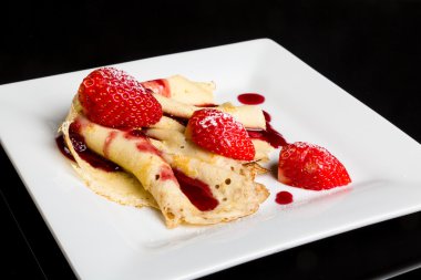 Çilek soslu pancake.