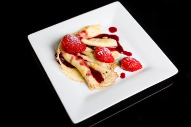 Çilek soslu pancake.