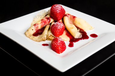 Çilek soslu pancake.