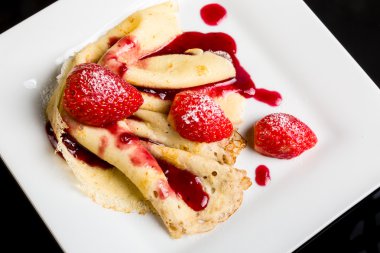Çilek soslu pancake.