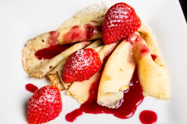 Çilek soslu pancake.
