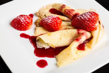 Çilek soslu pancake.