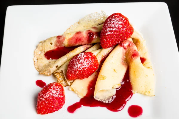 Çilek soslu pancake.