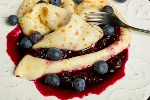 Pancake con salsa di mirtilli — Foto Stock