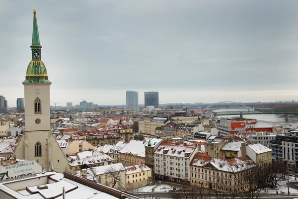 Bratislava, Slovakia - 24. tammikuuta 2016: Näkymä kaupunkiin — kuvapankkivalokuva