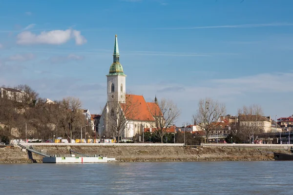 Río Danubio y Catedral de San Martín en Bratislava, Slova — Foto de Stock