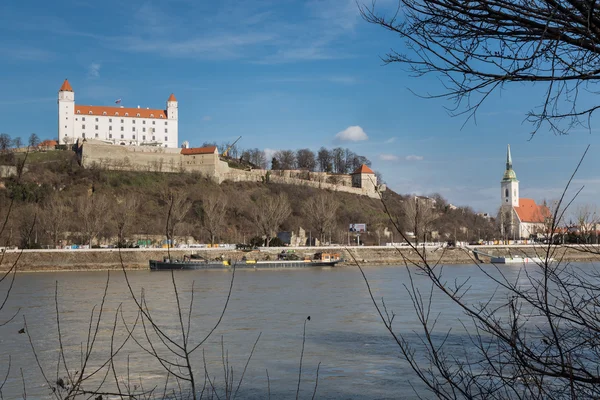 Castillo de Bratislava y Catedral de San Martín en Bratislava, Slov — Foto de Stock