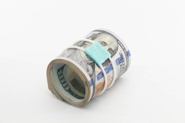 Beyaz arkaplanda maskeli dolar